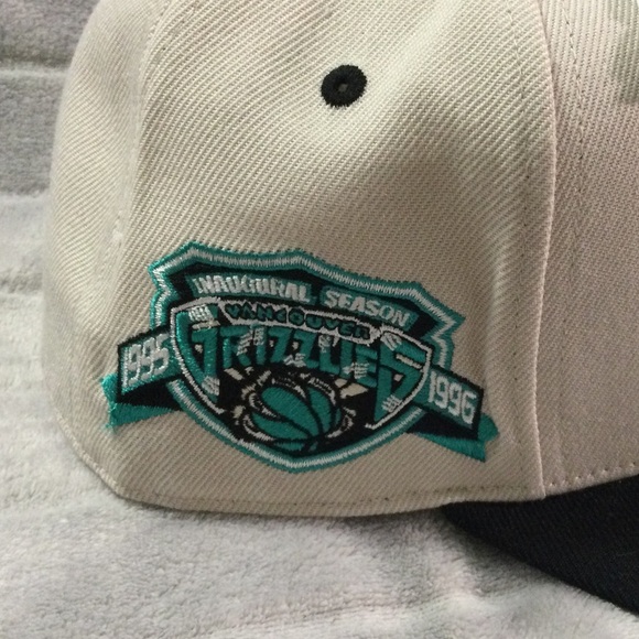 Mitchell & Ness Vancouver Grizzlies Inaugural Season SE Fitted Hat Size 7 1/8 - Picture 2 of 11